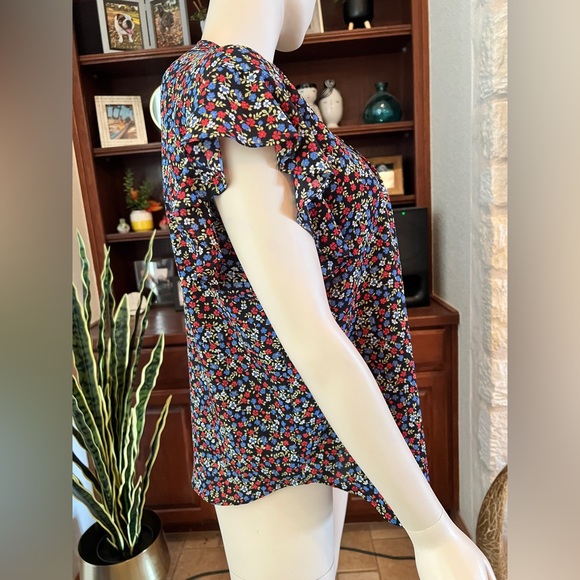 CeCe Floral Flutter Sleeve Top Size Medium - Picture 5 of 10